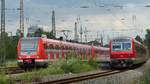 2 S-Bahnen unterschiedlicher Generation treffen sich in Bochum Ehrenfeld.