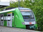 Der Triebzug 422 035-6 heißt seine Fahrgäste  Herzlich Willkommen  (Bochum-Langendreer, Mai 2020)