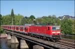 143 964 (9180 143 964-5 D-DB)  berquert mit einem S-Bahnzug der Linie S5 von Dortmund Hbf nach Hagen Hbf den Harkortsee bei Wetter(Ruhr). Ab Hagen Hbf fhrt der Zug als S8 weiter nach Mnchengladbach Hbf. (12.05.2008)
