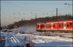 Whrend die S1, nach Dsseldorf Hbf, aus Bochum-Ehrenfeld beschleunigt, rauscht ein ABELLIO FLIRT nach Essen Hbf.