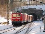 Eine BR 143 fhrt am 10.01.09 mit X-Wagengarnitur auf der S6 aus dem Stadtwaldtunnel in Essen.