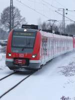 Ein ET 422 der S-Bahn RheinRuhr erreicht am 03.01.2010 den Hp Bochum-Ehrenfeld.