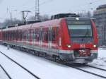 DB 422 025 verlsst am verschneiten 03.01.2010 den Bochumer Hbf in Richtung Essen auf der S1.