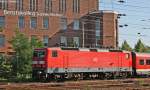 143 660 bevorzugt es mit zwei gehobenen Stromabnehmern die S8 nach Hagen zu bringen, hier bei der Ausfahrt in Mnchengladbach Hbf 4.8.09