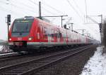 Jetzt kriegen die lokbespannten Zge auf der S8 konkurentz von Triebwagen der Baureihe 422. Dieses doppelte Lottchen wird gefhrt von 422 037-2 zum Mnchengladbacher Hauptbahnhof. Der Zug hat soeben den Bahnsteig des Kleinenbroicher Bahnhofs verlassen und strebt die nchste Haltestelle  Korschenbroich an. 15.02.2010