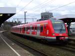 422 014/514 auf seinem Weg von Bottrop nach Wuppertal, als S9, bei einem kleinen Zwischenhalt in Essen-Steele am 28.02.2010