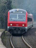 Ein X-Wagen S-Bahnzug der S-Bahn Rhein-Ruhr erreicht auf der S6 den Hp Essen-Hgel nahe des Baldeneysees und der Villa Hgel.