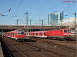 Im Rennen um den schnellsten Start vom Dsseldorf Hauptbahnhof liegt 143 588-2 mit ihrer S8 Ganitur rechts vor der S6  die aus dem HBf gedrckt wird.