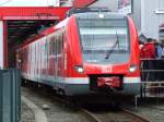 Der neue ET 422 der S-Bahn Rhein Ruhr am 19.06.2010 im Rahmen der  Extra Schicht - Nacht der Industriekultur  am Besuchertag des Werks Essen vor der Waschstrasse, durch die die Menge (rechts im Bild) einige Male in dieser Nacht die Mglichkeit hatte, durchzufahren.