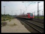 422 036 mit 422 071 bei der Einfahrt in Duisburg Hbf als S1 nach Dortmund, 24.6.2010