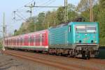 Die Melez 143 247-5 zieht die S8 mit 2 Steuerwagen von Mnchengladbach nach Dortmund Richtung Wuppertal Vohwinkel am 20.04.2011