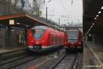DB 1440 306-7 als S8 und daneben DB 425 097-3 als RB48 in Wuppertal Hbf, Dezember 2014.
