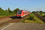 In Langenfeld Berghausen fährt hier der 422 015-8 als S6 nach Essen ein.
