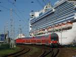 Am 27.07.2008 machte sich im  Schatten  der `CROWN PRINCESS´ eine S-Bahn in Rostock-Warnemnde auf den Weg zum Rostocker Hauptbahnhof.