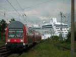 Eine S-Bahn fhrt in den Bf Warnemnde-Werft ein. Am Passagierkai steht die MS Regatta.
11.06.09