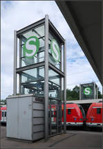 Zwischen den Aufzugstürmen -    Bahnhof Leonberg an der Stuttgarter S-Bahnlinie S6/S60.
