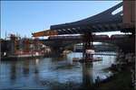 Über den Neckar - heute und in Zukunft -    Neben der bestehenden Eisenbahnbrücke in Stuttgart Bad Cannstatt wird zur Zeit im Taktschiebeverfahren die neue Bahnbrücke über den