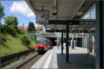 S-Bahn-Station  Echterdingen : Blick auf den Bahnsteig im offenen Bereich. Im Hintergrund der berdeckte Bahnhofsteil. Die S-Bahn nutzt bis hier die alte Filderbahntrasse, diese verlief jedoch auf Gelndeebene. 24.6.2007 (Matthias)