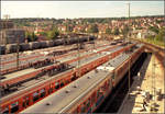 Ein Kesselzug und sechs Reihen S-Bahnen -    Blick von einen Fußgängersteg auf die S-Bahn-Abstellanlage am Bahnhof Stuttgart-Vaihingen.