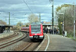 430 ??? und 430 043-0 der S-Bahn Stuttgart als S3 von Stuttgart-Vaihingen nach Backnang stehen im Bahnhof Waiblingen auf Gleis 3.