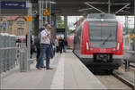 Zu meiner ersten Fahrt -

... mit einem S-Bahnzug der Baureihe 430 fährt dieser Zug in den Bahnhof Wendlingen (Neckar) ein.

28.06.2013 (M)