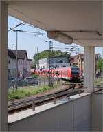 Bahnübergang am Bahnhof Wendlingen -     Der erste von fünf Bahnübergängen (einer davon für Fußgänger) in Wendlingen befindet sich gleich nach der Ausfahrt aus dem