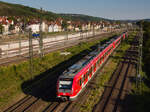 Von 430 089 angeführter Langzug als S1 Kirchheim-Herrenberg am 06.08.2022 am Eszetsteg in Stuttgart.