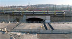 Der S-Bahntunnel blockiert eine Hauptverkehrstraße - 

Der verlängerte S-Bahn-Stammstreckentunnel blockiert die Wolframstraße. Diese unterfährt das Vorfeld des Stuttgarter Hauptbahnhofes und stößt dann auf der Nordwestseite am Ende des Tunnel auf den aus der jetzigen Geländeebene herausragenden rechtwinklig kreuzenden S-Bahntunnel. Da die Straßenfahrbahnen aufgrund der Unterführung zu tief liegen um den Tunnel direkt zu überfahren wurden getrennt für beide Fahrtrichtungen Schlaufen mit Rampen gebaut, die den Tunnel rechts und links überqueren.

09.02.2023 (M)
