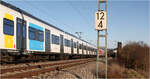 Frische Farben - und ein Rest Verkehrsrot im Mast -     Ein S-Bahnzug der Baureihe 430 auf der S2 bei Weinstadt-Endersbach.