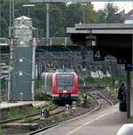 Hahahaha - 

Vier H-Schilder und die Ausfahrt einer S-Bahn der Linie S4 (430 568 hinten) nach Schwabstraße aus dem Bahnhof Ludwigsburg. Die Station Schwabstraße ist eine unterirdische Station in Stuttgart in der die Linien S4, S5 und S6/60 in einer unterirdischen Wendeschleife kehren.

Früher wurden die Züge mit diesem Ziel mit 'zur Schwabstraße' angesagt, schon seit längerem heißt es 'nach Schwabstraße.'

21.09.2025 (M)
