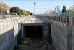 Unter der ehemaligen Filderbahn - 

... in Bernhausen wird die S-Bahn verlängert. Blick auf einen im Rohbau fertiggestellten Tunnelabschnitt. Der Blick geht in Richtung Osten. Der Anschluss zum bestehenden Tunnelbauwerk auf der anderen Seite ist noch nicht hergestellt. Hier befindet sich im Moment noch eine provisorische Rampe für die Baufahrzeuge.

29.10.2025 (M)