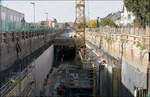 Unter der ehemaligen Filderbahn - 

... in Bernhausen wird die S-Bahn verlängert. Westlich der Mühlenstraße wird der Rohbau des Tunnels hergestellt. Die Tunneldecke fehlt hier noch; weiter hinten ist der Rohbau schon abgeschossen (siehe nächste Aufnahme).

29.10.2025 (M)