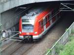 ET 423 031 kommt am oberen Ende des Stuttgarter S-Bahn Tunnels in Richtung Vaihingen heraus. (sterfeld, 03.06.2008)