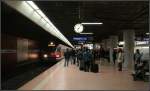 Dem Rauch mehr Platz geben - 

Nach Hamburg und München wurden auch in einigen Stuttgarter S-Bahnstationen die abgehängte Decke abgenommen. Dadurch entsteht eine größerer Raumhöhe. Der Rauch hat dann mehr Platz nach oben, falls es mal zu einem Brand kommt. Zusätzlich werden in Stuttgart Türen zu den Aufgängen eingebaut um die Treppenbereich weitgehend rauchfrei zu halten. 

S-Bahnstation  Hauptbahnhof , 12.11.2011 (M)