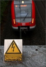 . Unter Hochspannung -

der Fahrdraht über der S-Bahn (und auch die gewittrige Atomsphäre zum Zeitpunkt der Aufnahme).

Rommelshausen, 08.06.2016 (M)