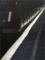 Sonnenlicht auf der Bahnsteigkante -    Die späte Nachmittagsonne stand hier gerade so, dass die Sonne zwischen der Dachkante und dem S-Bahnzug die Bahnsteigkante in helles Licht tauchte, was