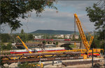 Allerlei am Neckar in Bad Cannstatt -    Während oben eine S-Bahn und ein IC-Zug in Parallelfahrt die Neckarbrücke queren, passiert auf dem Neckar ein Fluss-Kreuzfahrtschiff einen riesigen
