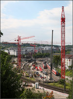 Ab hier wird es irgendwann auf neuen Gleisen bis Ulm gehen -

Der Bahnhof Feuerbach wird immer mehr zur Großbaustelle. Über ein Rampe werden in Zukunft die Züge zum Stuttgarter Hbf hier im Tunnel verschwinden und manche davon auf neuen Gleisen bis Ulm weiter fahren. Nach vorbereitenden Arbeiten beginnen jetzt die richtigen Arbeiten an der Rampe und dem Teilstück des Tunnels in diesem Bereich.

Am vergangen Samstag wurden die S-Bahnen ohne halt hier über die Fernbahngleise umgeleitet und weitere Baukräne aufgebaut. Ein Teilstück für den rechten Bahnkran schwebt gerade über die S-Bahngleise.

16.07.2016 (M)