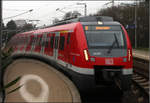 . Verformt, aber entspiegelt -

... ist hier die S-Bahn der Baureihe 430. 

Station Rommelshausen, 23.03.2015 (M)