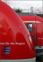'Wir fah-ren für die Region' -

Ein Spiel mit dem Bildschnitt. S-Bahnstation Rommelshausen mit zwei Zügen der Baureihe 430.

28.12.2016 (M)


