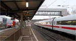 Einfahrt und Durchfahrt -    Ein S-Bahnzug fährt in den Bahnhof Altbach ein, während ein ICE auf den Fernbahngleisen durch die Station braust.