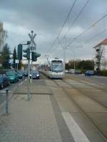 Saarbrcker Stadtbahnwagen auf der Linie 1 Richtung Kleinblittersdorf bei der Einfahrt in die Haltestelle  Pariser Platz/St.