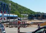 Stadtbahnwagen 1006 auf der 1 Richtung Brebach bahnt sich den Weg durch die derzeitige Grobaustelle im Umfeld der Haltestelle Rmerkastell. Hier entsteht derzeit ein Mammut-Verkehrskreisel und es werden die Voraussetzungen fr den Stadtbahnweiterbau in Richtung der Stadtteile Schafbrcke und Scheidt geschaffen; aus diesem Grunde wurde die Haltestelle auch bereits dreigleisig ausgebaut. (10.05.2008)