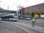 Wagen 1027 der Saarbahn verlsst die Haltestelle  Hauptbahnhof (Stadtbahn)  als Stadtbahn der Linie 1 Richtung Brebach - im Hintergrund links die Saarbrcker Zentrale der Deutschen Post und rechts der