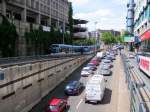 Die Autofahrer stehen im Stau, die Bahnfahrer rauschen daran vorbei: zwei Stadtbahnzge (links Richtung Kleinblittersdorf, rechts Richtung Siedlerheim) begegnen sich bei der Auf- bzw. Abfahrt der Rampe, die die Haltestellen Trierer Strae und Hauptbahnhof (Stadtbahn) verbindet - im Vordergrund das nrdliche Ende des Stadttunnels, der die Haltestelle Hauptbahnhof unterquert (29.07.2008).