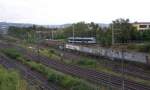 Unbekannter Stadtbahnwagen der Saarbahn auf der Linie 1 Richtung Riegelsberg Sd zwischen den Haltestellen Ludwigstrae und Cottbuser Platz im Saarbrcker Stadtteil Malstatt; im Vordergrund die Gleise der Deutschen Bahn, die den Saarbrcker Hauptbahnhof in Richtung Saarstrecke (Vlklingen, Saarlouis, Merzig, Trier), Frankreich (Forbach, Metz, Paris) und Messezentrum Saarbrcken verlassen. (06.09.2008)