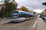 Vollzug aus 1001 und unbekanntem Stadtbahnwagen auf der Linie 1 Richtung Siedlerheim in der Haltestelle  Pariser Platz/St. Paulus  im Saarbrcker Stadtteil Malstatt (02.10.08).