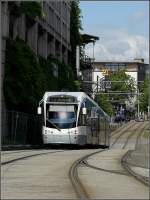 Die Morgensonne des 22.06.09 spiegelt sich in der Frontscheibe der an der Haltestelle Saarbrcken Hbf ankommenden Straenbahn. (Jeanny) 