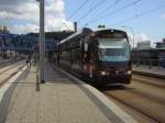 Die Saarbahn bei der aufnahme von Fahrgsten.