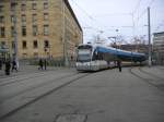 Eine Saarbahn fhrt die Haltestelle in Saarbrcken am Hauptbahnhof an. Die Aufnahme des Fotos war am 04.02.2010.